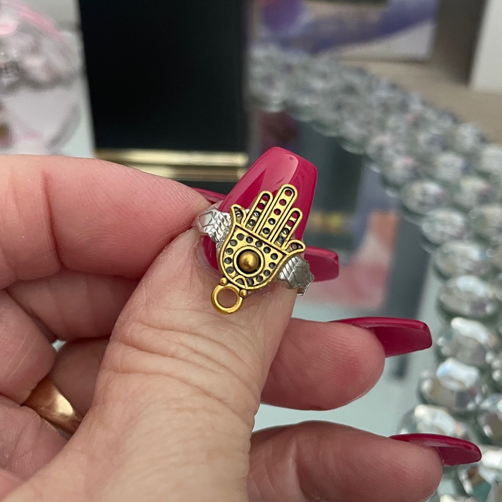 🎉🎉✨Goldtone and Silvertone Hamsa Adjustable Ring✨Fun Fashion Ring Preloved - Picture 1 of 4